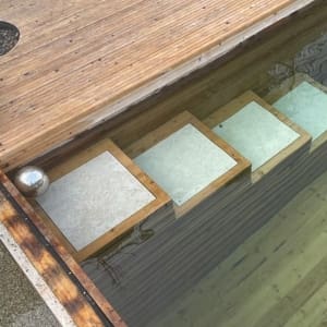 Holc Naturpool Stufenblock Ein Stufenblock im Holc Naturpool