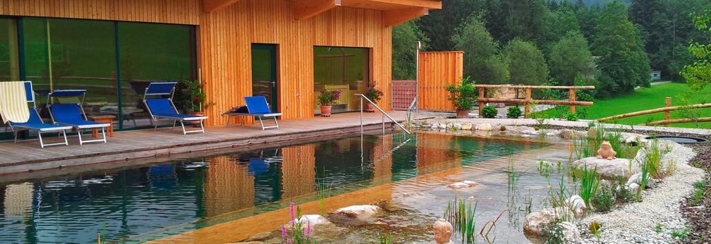 Zu sehen ist ein Holc Naturpool im direkten Einsatz in einem Hotel.